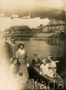 Lata 30., Słonim, woj. nowogródzkie, Polska.
Spływ Szczarą, w kajaku Konstancja Harkawy z domu Nadziejewska (2. z prawej), matka Stefanii Charczenko.
Fot. NN, zbiory Archiwum Historii Mówionej Ośrodka KARTA i Domu Spotkań z Historią, udostępniła Stefania Charczenko w ramach projektu 