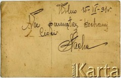 15.04.1931, Wilno, Polska.
Rewers odbitki fotograficznej o sygnaturze AHM_PnW_1936_0002_0014a: Stanisława Harkawa-Siedlecka podczas gry na skrzypcach - siostra Ludwika Harkowego, ojca Stafanii Charczenko. Zdjęcie wykonano w atelier fotograficznym 