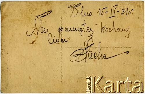 15.04.1931, Wilno, Polska.
Rewers odbitki fotograficznej o sygnaturze AHM_PnW_1936_0002_0014a: Stanisława Harkawa-Siedlecka podczas gry na skrzypcach - siostra Ludwika Harkowego, ojca Stafanii Charczenko. Zdjęcie wykonano w atelier fotograficznym 
