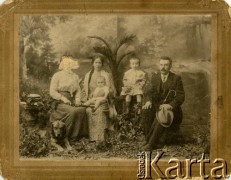 1909, Słonim, zabór rosyjski.
Rodzina Harkawych. Od prawej: Adam Harkawy, dziadek Stefanii Charczenko; Ludwik Harkawy, ojciec; Helena Harkawy, babcia z córką Stefanią na kolanach; Zofia Harkawy, kuzynka babci.
Fot. NN, zbiory Archiwum Historii Mówionej Ośrodka KARTA i Domu Spotkań z Historią, udostępniła Stefania Charczenko w ramach projektu 