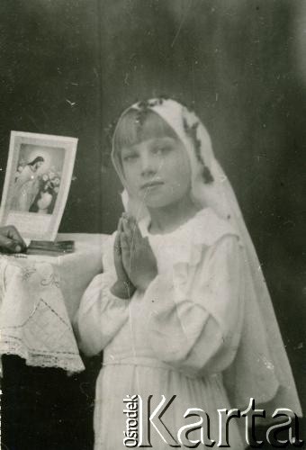 Lata 40., Słonim.
Pamiątka I Komunii Świętej Ireny Korgól.
Fot. NN, zbiory Archiwum Historii Mówionej Ośrodka KARTA i Domu Spotkań z Historią, udostępniła Irena Korgól w ramach projektu 