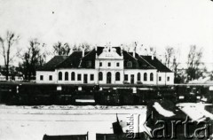 Lata 30., Wołkowysk, woj. białostockie, Polska.
Dworzec kolejowy w Wołkowysku.
Fot. NN, zbiory Archiwum Historii Mówionej Ośrodka KARTA i Domu Spotkań z Historią, udostępniła Maria Prońko w ramach projektu 