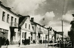 Lata 30., Wołkowysk, woj. białostockie, Polska.
Widok na ulicę w Wołkowysku.
Fot. NN, zbiory Archiwum Historii Mówionej Ośrodka KARTA i Domu Spotkań z Historią, udostępniła Maria Prońko w ramach projektu 