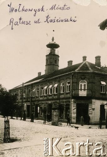 Lata 30., Wołkowysk, woj. białostockie, Polska.
Ratusz przy ul. Kościuszki w Wołkowysku.
Fot. NN, zbiory Archiwum Historii Mówionej Ośrodka KARTA i Domu Spotkań z Historią, udostępniła Maria Prońko w ramach projektu 