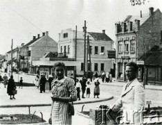 1939, Wołkowysk, woj. białostockie, Polska.
Fotografia rodzinna na tle miasta Wołkowysk.
Fot. NN, zbiory Archiwum Historii Mówionej Ośrodka KARTA i Domu Spotkań z Historią, udostępniła Maria Prońko w ramach projektu 