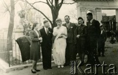 1943, Słonim, ZSRR.
Grupa osób przed kościołem św. Andrzeja. Ślub Władysławy i Pawła Siemieników.
Fot. NN, zbiory Archiwum Historii Mówionej Ośrodka KARTA i Domu Spotkań z Historią, udostępniła Władysława Siemienik w ramach projektu 