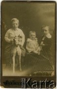 Ok. 1920, Słonim, woj. nowogródzkie, Polska.
Leokadia Woronko (pośrodku) z braćmi.
Fot. NN, zbiory Archiwum Historii Mówionej Ośrodka KARTA i Domu Spotkań z Historią, udostępniła Leokadia Woronko w ramach projektu 