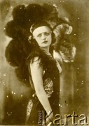 Ok. 1926, Słonim, woj. nowogródzkie, Polska.
Portret kobiety z pióropuszem.
Fot. NN, zbiory Archiwum Historii Mówionej Ośrodka KARTA i Domu Spotkań z Historią, udostępniła Leokadia Woronko w ramach projektu 