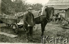 1974, Słonim, Białoruska SRR, ZSRR.
Kazimierz Woronko, mąż Leokadii Woronko przed domem.
Fot. NN, zbiory Archiwum Historii Mówionej Ośrodka KARTA i Domu Spotkań z Historią, udostępniła Leokadia Woronko w ramach projektu 