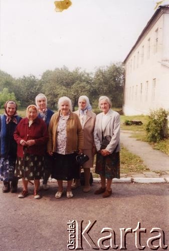 Lata 90., Słonim, Białoruś.
Wychowanki szkoły sióstr Niepokalanek. Leokadia Woronko (2. z prawej).
Fot. NN, zbiory Archiwum Historii Mówionej Ośrodka KARTA i Domu Spotkań z Historią, udostępniła Leokadia Woronko w ramach projektu 