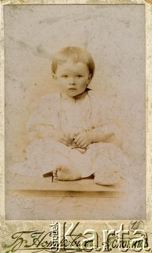 1901, Słonim, zabór rosyjski.
Portret Heleny (Halki) Siedleckiej. Fotografia wykonana w atelier fotograficznym 