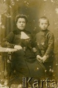 Ok. 1900, brak miejsca.
Portret Huldy Danik z synem Janem.
Fot. NN, zbiory Archiwum Historii Mówionej Ośrodka KARTA i Domu Spotkań z Historią udostępniła Helena Pietrakowa w ramach projektu 