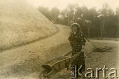 Ok. 1936, Kraków, Polska.
Stanisława Harkawa podczas usypywania Kopca Piłsudskiego w Krakowie.
Fot. NN, zbiory Archiwum Historii Mówionej Ośrodka KARTA i Domu Spotkań z Historią udostępniła Helena Pietrakowa w ramach projektu 