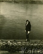 Lata 30., Wilno, Polska.
Stanisława Harkawa nad brzegiem rzeki, prawdopodobnie Wilejki.
Fot. NN, zbiory Archiwum Historii Mówionej Ośrodka KARTA i Domu Spotkań z Historią udostępniła Helena Pietrakowa w ramach projektu 