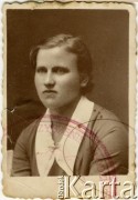 Lata 20., brak miejsca.
Zdjecie legitymacyjne Ewy Harkawy z domu Łojko, matki Heleny Piertakowej. Na fotografii widoczny stępel Stowarzyszenia Młodzieży.
Fot. NN, zbiory Archiwum Historii Mówionej Ośrodka KARTA i Domu Spotkań z Historią udostępniła Helena Pietrakowa w ramach projektu 