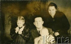 Ok. 1940, brak miejsca.
Fotografia rodzinna. Od lewej - Helena Pietrakowa z domu Harkawa, Ludwik Harkawy z synem Bohdanem i drugą żoną Konstancją Harkawą z domu Nadziejewską.
Fot. NN, zbiory Archiwum Historii Mówionej Ośrodka KARTA i Domu Spotkań z Historią udostępniła Helena Pietrakowa w ramach projektu 