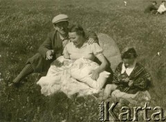 Ok. 1940, brak miejsca.
Fotografia rodzinna. Od lewej - Helena Pietrakowa z domu Harkawa, Ludwik Harkawy z synem Bohdanem i drugą żoną Konstancją Harkawą z domu Nadziejewską.
Fot. NN, zbiory Archiwum Historii Mówionej Ośrodka KARTA i Domu Spotkań z Historią udostępniła Helena Pietrakowa w ramach projektu 