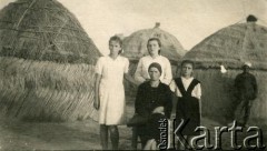 Lata 50., Kazachska SRR, ZSRR.
Portret matki z córkami wykonany w kołchozie im. Kirowa. 1. z lewej najprawdopodobniej Leonarda Rewkowska.
Fot. NN, zbiory Archiwum Historii Mówionej Ośrodka KARTA i Domu Spotkań z Historią, udostępniła Rewkowska Leonarda w ramach projektu 