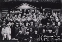 Przed 1939, Maldziuny, woj. wileńskie, Polska.
Mieszkańcy wsi przed budynkiem, w którym mieściła się biblioteka.
Fot. NN, zbiory Archiwum Historii Mówionej Ośrodka KARTA i Domu Spotkań z Historią, udostępnił Stanisław Szylkin w ramach projektu 