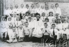 1940, Nowe Święciany, woj. wileńskie, Polska.
Pierwsza komunia święta dzieci z Baranowa i okolic. Stanisław Szylkin (3. z prawej w górnym rzędzie). Widoczny także zamordowany 20 maja 1942 roku ksiądz Jan Nojmowicz.
Fot. NN, zbiory Archiwum Historii Mówionej Ośrodka KARTA i Domu Spotkań z Historią, udostępnił Stanisław Szylkin w ramach projektu 