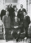 1935, Podbrodzie, woj. wileńskie, Polska.
Wójt, Józef Łozowski, siedzi w otoczeniu urzędników gminy.
Fot. NN, zbiory Archiwum Historii Mówionej Ośrodka KARTA i Domu Spotkań z Historią, udostępnił Stanisław Szylkin w ramach projektu 