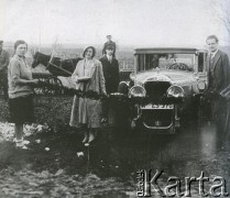 1931, Orniany, woj. wileńskie, Polska.
Hanka Ordonówna i hrabia Michał Zygmunt Tyszkiewicz po ślubie przed bramą weselną.
Fot. NN, zbiory Archiwum Historii Mówionej Ośrodka KARTA i Domu Spotkań z Historią, udostępnił Stanisław Szylkin w ramach projektu 