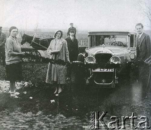 1931, Orniany, woj. wileńskie, Polska.
Hanka Ordonówna i hrabia Michał Zygmunt Tyszkiewicz po ślubie przed bramą weselną.
Fot. NN, zbiory Archiwum Historii Mówionej Ośrodka KARTA i Domu Spotkań z Historią, udostępnił Stanisław Szylkin w ramach projektu 