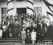 1931, Orniany, woj. wileńskie, Polska.
Służba dworska i pracownicy majątku w Ornianach zgromadzeni przed pałacem w oczekiwaniu na przyjazd hrabiego Michała Zygmunta Tyszkiewicza z poślubioną małżonką, Hanką Ordonówną.
Fot. NN, zbiory Archiwum Historii Mówionej Ośrodka KARTA i Domu Spotkań z Historią, udostępnił Stanisław Szylkin w ramach projektu 