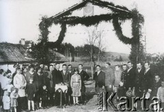 1931, Orniany, woj. wileńskie, Polska.
Brama powitalna na cześć młodej pary: Hanki Ordonówny i hrabiego Michała Zygmunta Tyszkiewicza przed wjazdem do majątku ziemskiego.
Fot. NN, zbiory Archiwum Historii Mówionej Ośrodka KARTA i Domu Spotkań z Historią, udostępnił Stanisław Szylkin w ramach projektu 