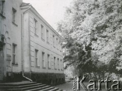 Brak daty, Podbrodzie, Litwa.
Szkoła ufundowana w latach trzydziestych przez marszałka Józefa Piłsudskiego. Nazwisko fundatora wyryte nad głównym wejściem zlikwidowano po II wojnie światowej. Widok współczesny.
Fot. NN, zbiory Archiwum Historii Mówionej Ośrodka KARTA i Domu Spotkań z Historią, udostępnił Stanisław Szylkin w ramach projektu 
