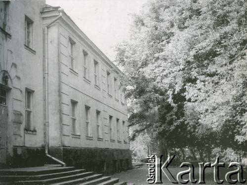 Brak daty, Podbrodzie, Litwa.
Szkoła ufundowana w latach trzydziestych przez marszałka Józefa Piłsudskiego. Nazwisko fundatora wyryte nad głównym wejściem zlikwidowano po II wojnie światowej. Widok współczesny.
Fot. NN, zbiory Archiwum Historii Mówionej Ośrodka KARTA i Domu Spotkań z Historią, udostępnił Stanisław Szylkin w ramach projektu 