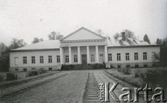 1995, Orniany, Litwa.
Zaprojektowany przez Wawrzyńca Gucewicza pałac w Ornianach, koło Podgrodzia, ostatnia tego typu posiadłość hrabiego Michała Zygmunta Tyszkiewicza, zmarłego w 1947 roku.
Fot. Mieczysław Roszkowski, zbiory Archiwum Historii Mówionej Ośrodka KARTA i Domu Spotkań z Historią, udostępnił Stanisław Szylkin w ramach projektu 