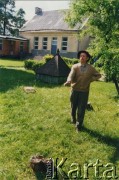 Lata 90., Podbrodzie, Litwa.
Stanisław Szylkin w ogrodzie.
Fot. Jarosław Juzkiewicz, zbiory Archiwum Historii Mówionej Ośrodka KARTA i Domu Spotkań z Historią, udostępnił Stanisław Szylkin w ramach projektu 