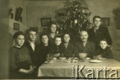 1942, Gniewań (Hniwań), Ukraińska SRR, ZSRR.
Świętowanie Nowego Roku w domu Józefa i Heleny Popel (siędza przy stole).
Fot. NN, zbiory Archiwum Historii Mówionej Ośrodka KARTA i Domu Spotkań z Historią, udostępnił w ramach projektu 