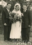 1941, Gniewań (Hniwań), Ukraińska SRR, ZSRR.
Fotografia ślubna Leonida Popela (syna Józefa Popela). Na zdjęciu stoją od lewej: Leonid Popel, żona Leonida Popela i Rajmund Popel (brat Leonida).
Fot. NN, zbiory Archiwum Historii Mówionej Ośrodka KARTA i Domu Spotkań z Historią, udostępnił w ramach projektu 