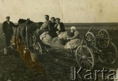 1939, Zasadźki, woj. lwowskie, Polska.
Na polu. Maria Domoradzka, matka Eleonory Grzybowskiej, siedzi na wozie 1. z lewej.
Fot. NN, zbiory Archiwum Historii Mówionej Ośrodka KARTA i Domu Spotkań z Historią, udostępniła Eleonora Grzybowska w ramach projektu 