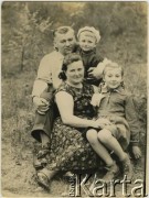 1961, Dubno, Ukraińska SRR, ZSRR.
Eleonora Grzybowska z mężem Siergiejem i córkami.
Fot. NN, zbiory Archiwum Historii Mówionej Ośrodka KARTA i Domu Spotkań z Historią, udostępniła Eleonora Grzybowska w ramach projektu 