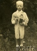 Lata 40., Zdołbunów, woj. wołyńskie, Polska.
Jerzy Tarczyński, brat Ireny Horoszko, u Pierwszej Komunii Świętej.
Fot. NN, zbiory Archiwum Historii Mówionej Ośrodka KARTA i Domu Spotkań z Historią, udostępniła Irena Horoszko w ramach projektu 
