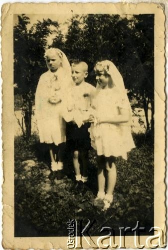 Lata 40., Zdołbunów, woj. wołyńskie, Polska.
I komunia święta Ireny Horoszko i jej siostry.
Fot. NN, zbiory Archiwum Historii Mówionej Ośrodka KARTA i Domu Spotkań z Historią, udostępniła Irena Horoszko w ramach projektu 