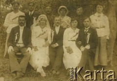 Przed 1939, brak miejsca.
Fotografia ślubna z rodzinnego archiwum Dany Iwanowskiej.
Fot. NN, zbiory Archiwum Historii Mówionej Ośrodka KARTA i Domu Spotkań z Historią, udostępniła Dana Iwanowska w ramach projektu 