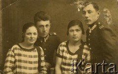 Lata 30., brak miejsca.
Portret dwóch sióstr z kapralami. Fotografia z rodzinnego archiwum Dany Iwanowskiej.
Fot. NN, zbiory Archiwum Historii Mówionej Ośrodka KARTA i Domu Spotkań z Historią, udostępniła Dana Iwanowska w ramach projektu 