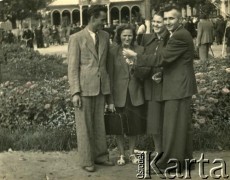 Lata 50., Dubno, Ukraińska SRR, ZSRR.
Halina Mikulska-Kisiel z mężem (1. z lewej) i znajomymi.
Fot. NN, zbiory Archiwum Historii Mówionej Ośrodka KARTA i Domu Spotkań z Historią, udostępniła Halina Mikulska-Kisiel w ramach projektu 