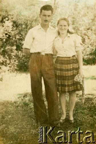 Lata 50., brak miejsca.
Halina Mikulska-Kisiel z mężem.
Fot. NN, zbiory Archiwum Historii Mówionej Ośrodka KARTA i Domu Spotkań z Historią, udostępniła Halina Mikulska-Kisiel w ramach projektu 
