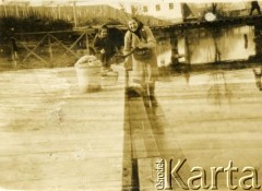 Lata 50., Ukraińska SRR, ZSRR.
Kobieta płukająca pranie nad rzeką. Sąsiadka Haliny Mikulskiej-Kisiel.
Fot. NN, zbiory Archiwum Historii Mówionej Ośrodka KARTA i Domu Spotkań z Historią, udostępniła Halina Mikulska-Kisiel w ramach projektu 