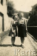 Lata 40., prawdopodobnie Albi, Francja.
Halina Mikulska (z lewej) z koleżanką.
Fot. NN, zbiory Archiwum Historii Mówionej Ośrodka KARTA i Domu Spotkań z Historią, udostępniła Halina Mikulska-Kisiel w ramach projektu 