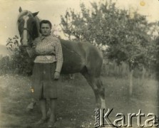 Lata 40./50., Dubno, Ukraińska SRR, ZSRR.
Nina Trofimowa z koniem.
Fot. NN, zbiory Archiwum Historii Mówionej Ośrodka KARTA i Domu Spotkań z Historią, udostępniła Nina Trofimowa w ramach projektu 