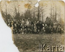 Przed 1939, brak miejsca.
Portret zbiorowy. Fotografia ze zbiorów Anny Bernackiej.
Fot. NN, zbiory Archiwum Historii Mówionej Ośrodka KARTA i Domu Spotkań z Historią, udostępniła Anna Bernacka w ramach projektu 