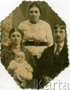 Przed 1939, brak miejsca.
Zdjęcie rodzinne ze zbiorów Anny Bernackiej.
Fot. NN, zbiory Archiwum Historii Mówionej Ośrodka KARTA i Domu Spotkań z Historią, udostępniła Anna Bernacka w ramach projektu 