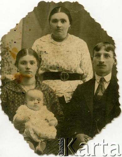 Przed 1939, brak miejsca.
Zdjęcie rodzinne ze zbiorów Anny Bernackiej.
Fot. NN, zbiory Archiwum Historii Mówionej Ośrodka KARTA i Domu Spotkań z Historią, udostępniła Anna Bernacka w ramach projektu 