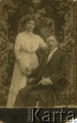 Pocz. XX wieku, brak miejsca.
Portret małżonków. Fotografia z rodzinnego archiwum Anny Bernackiej.
Fot. NN, zbiory Archiwum Historii Mówionej Ośrodka KARTA i Domu Spotkań z Historią, udostępniła Anna Bernacka w ramach projektu 